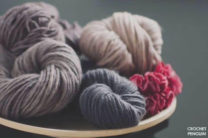 grey and cream yarns in a bowl